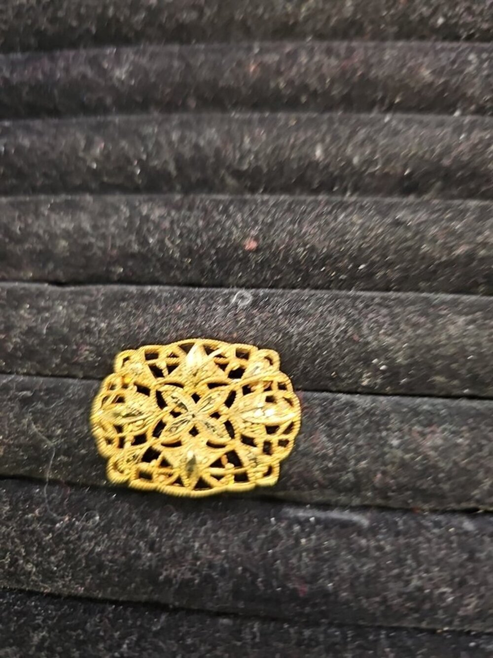 Brooch /pin Gold-tone Filigree